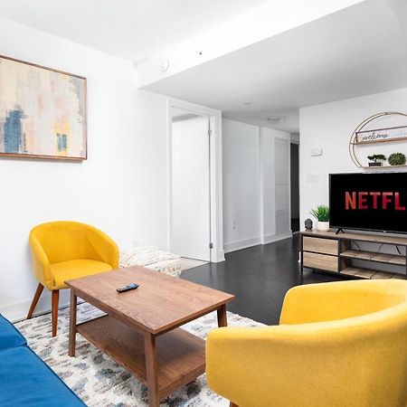 Upscale & Modern 2Bd + Den 2Ba Heart Of Downtown! Daire Toronto Dış mekan fotoğraf