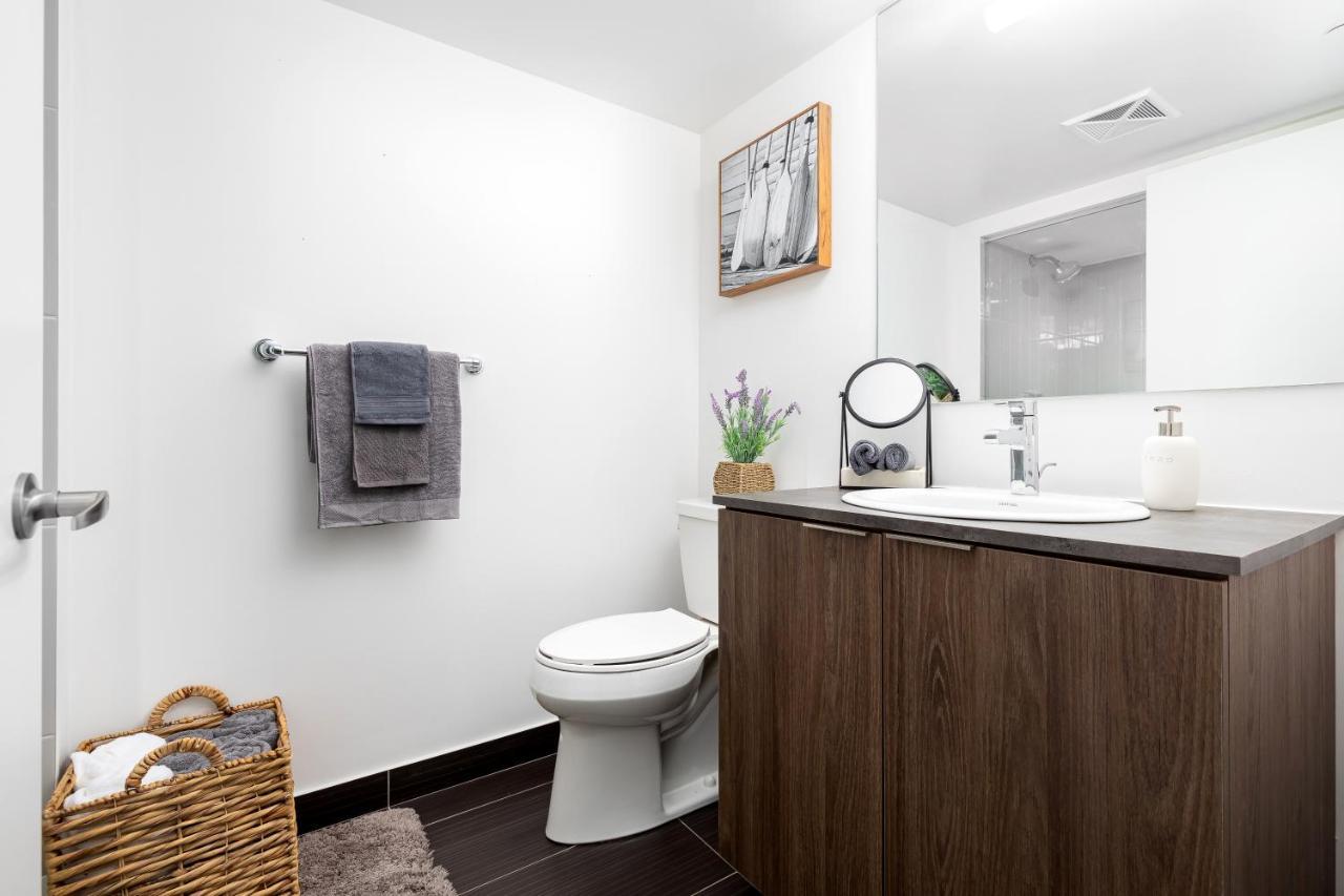 Upscale & Modern 2Bd + Den 2Ba Heart Of Downtown! Daire Toronto Dış mekan fotoğraf