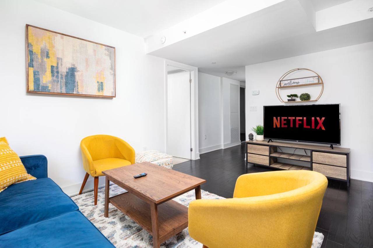 Upscale & Modern 2Bd + Den 2Ba Heart Of Downtown! Daire Toronto Dış mekan fotoğraf