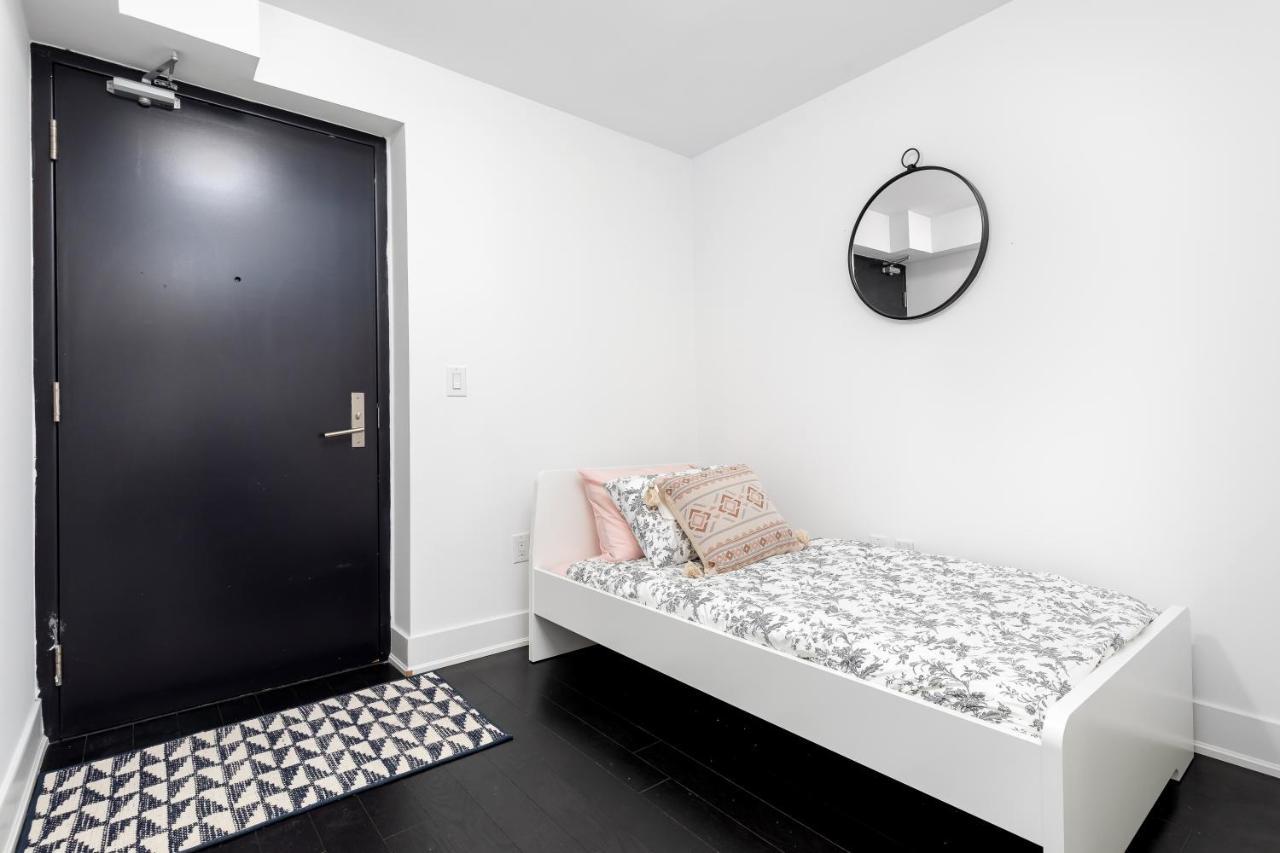 Upscale & Modern 2Bd + Den 2Ba Heart Of Downtown! Daire Toronto Dış mekan fotoğraf