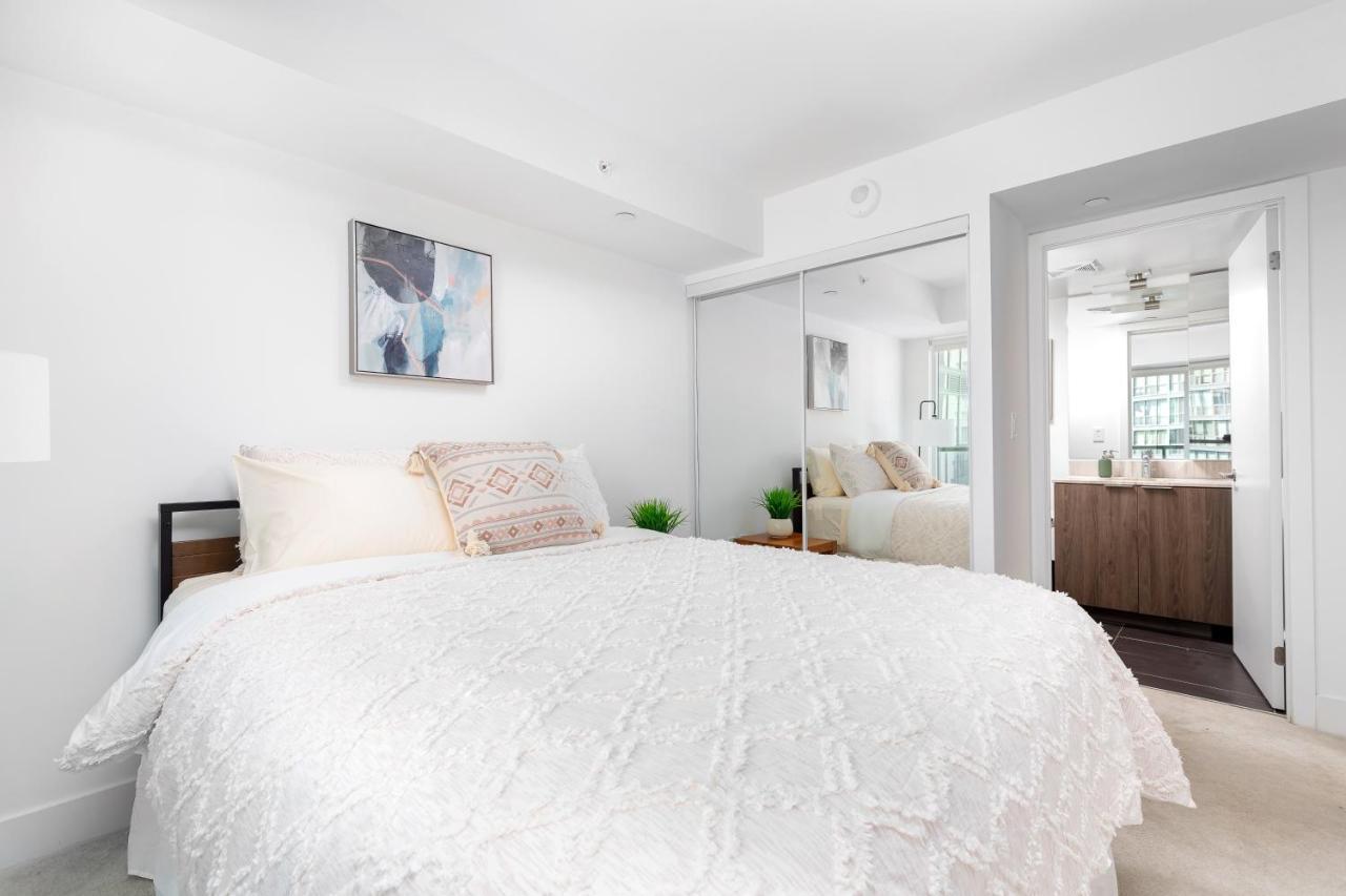 Upscale & Modern 2Bd + Den 2Ba Heart Of Downtown! Daire Toronto Dış mekan fotoğraf