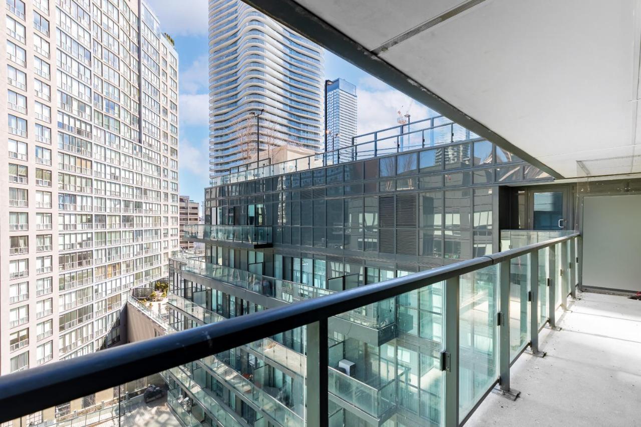 Upscale & Modern 2Bd + Den 2Ba Heart Of Downtown! Daire Toronto Dış mekan fotoğraf